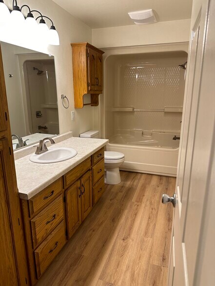 full bath - N424 Kilsdonk Ct