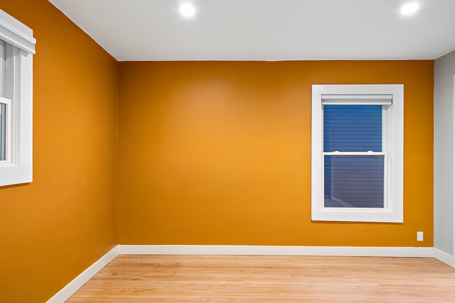 Building Photo - Charming Downtown Home!