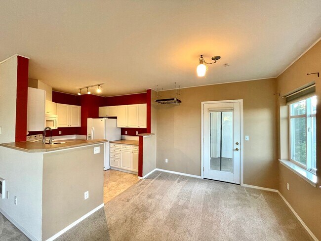 Building Photo - Spacious Top-Floor 3-Bedroom Condo