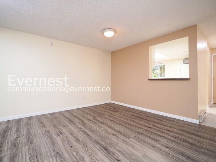 Building Photo - 9398 Woodinville Redmond Rd NE