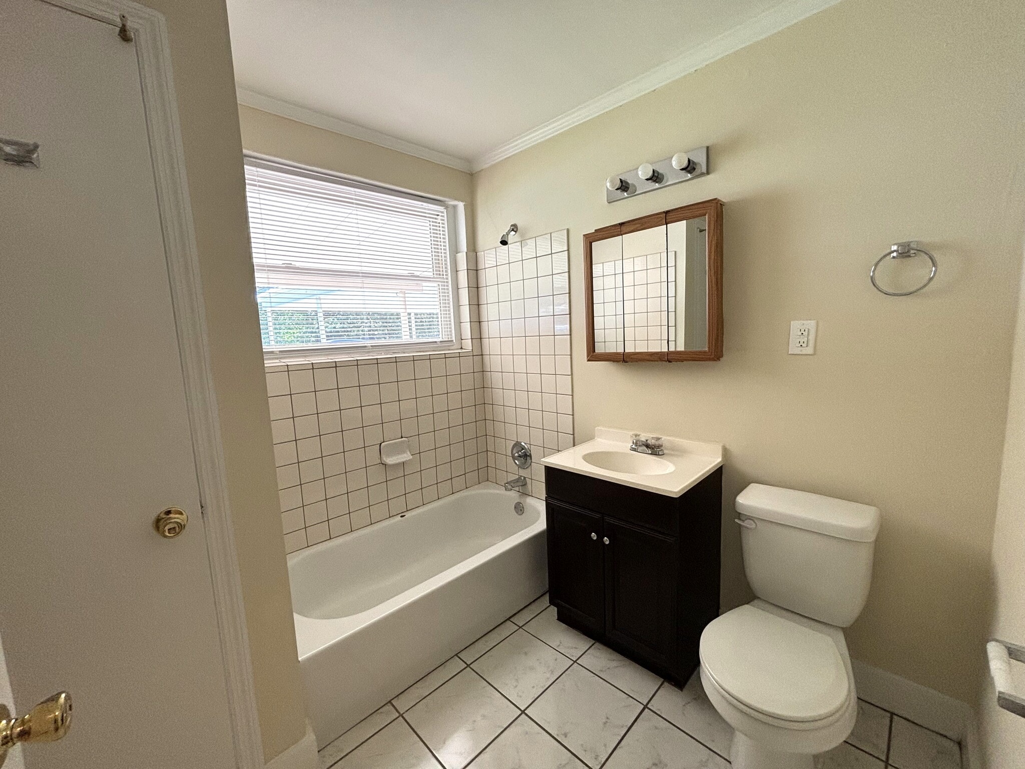 Building Photo - 950 Venita Dr
