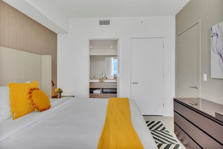 Building Photo - 4010 S Ocean Dr