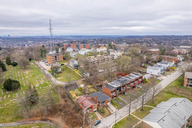 Building Photo - Stunning 3 bed, 2 bath home in East Hills available August 1!