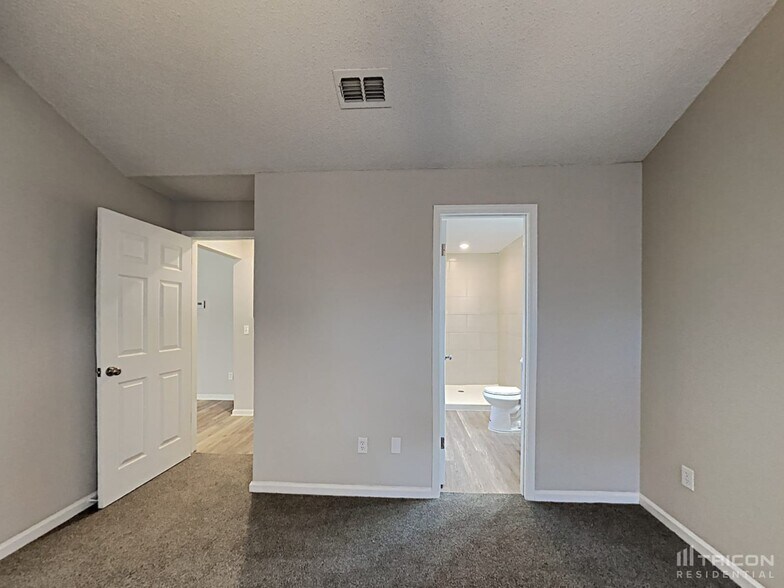 Building Photo - 9736 Villiers Dr S