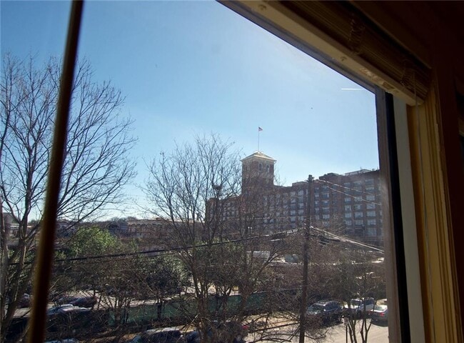 Building Photo - 716 Lakeview Ave NE