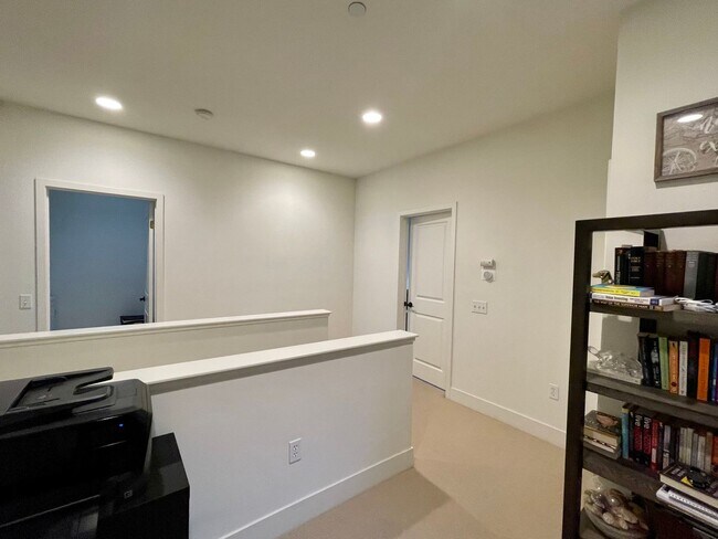 Building Photo - Modern and Chic 2 bed 2.5 bath in Newport Beach!!!