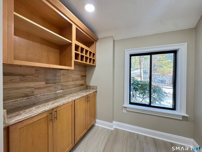 Building Photo - 2 Highland Square