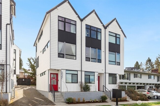 Building Photo - 5030 Sand Point Pl NE