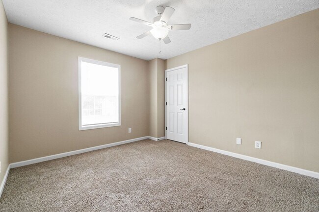 Building Photo - 2 Bedroom 1.5 Bath Townhome