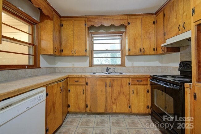 Building Photo - 607 W 19th Ave