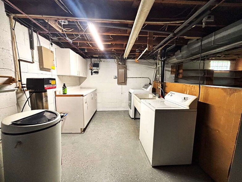 Building Photo - 741 Jefferson Rd