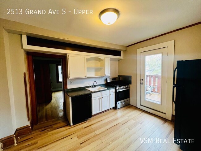 Building Photo - AVAILABLE NOW! Spacious 3 Bed, 1 Bath Uppe...