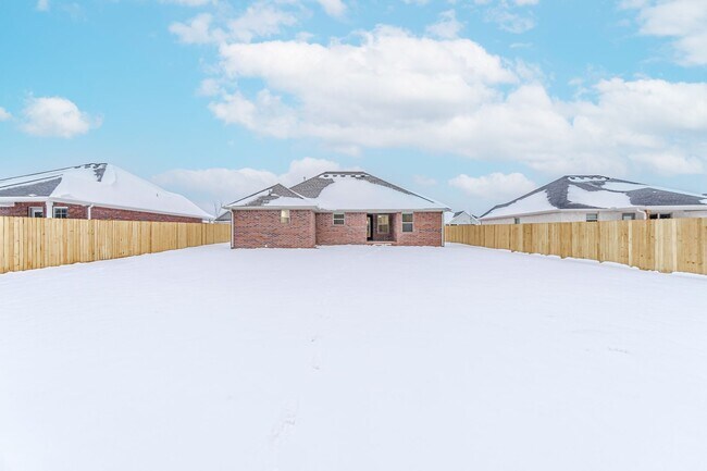 Building Photo - Beautiful home awaits you!