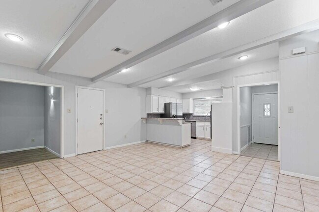 Building Photo - 118 E Thornton Rd