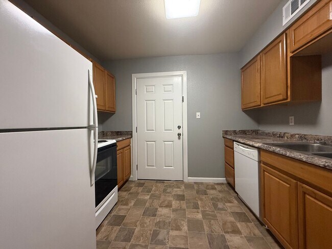 Building Photo - Downstairs unit close to TMH avail NOW!!!