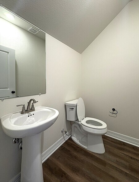 Building Photo - 1154 Lindsey Dr