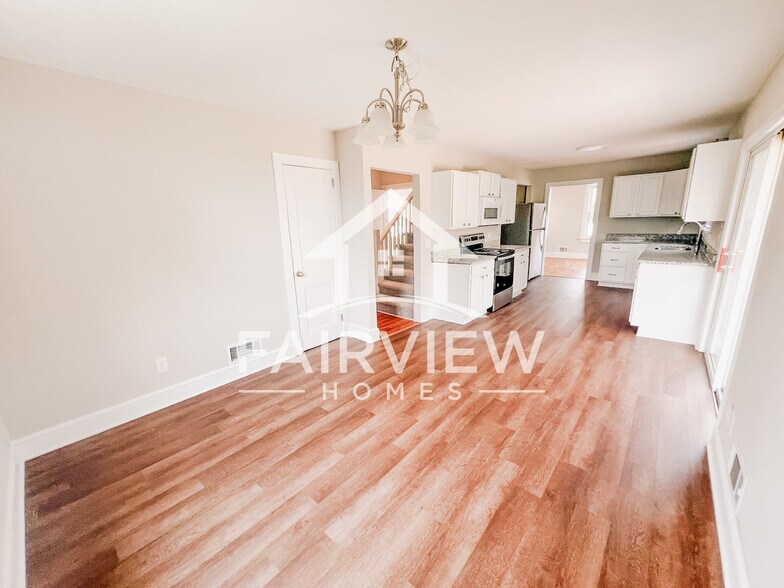 Building Photo - 3239 Mayflower Dr