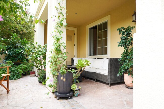 Building Photo - Beautiful Mediterranean-style Livermore Condo!
