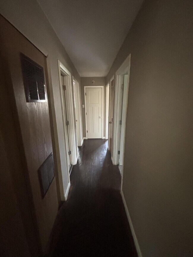 Building Photo - Recently Renovated - 3 Bedroom 2 Bath Home!