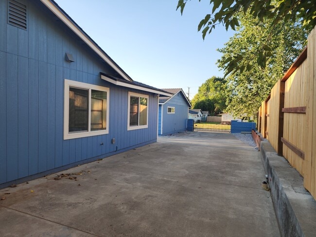 Building Photo - 1530 Aloha St