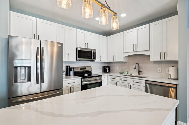 Building Photo - 9815 S Thomas Dr