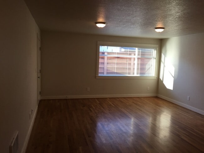 Building Photo - Modern Private Porch Hangout, Spacious Liv...