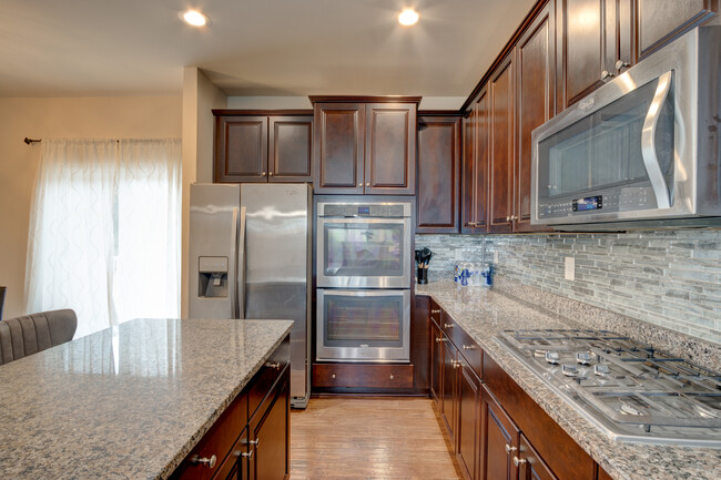 Kitchen - 526 Victorianna Dr