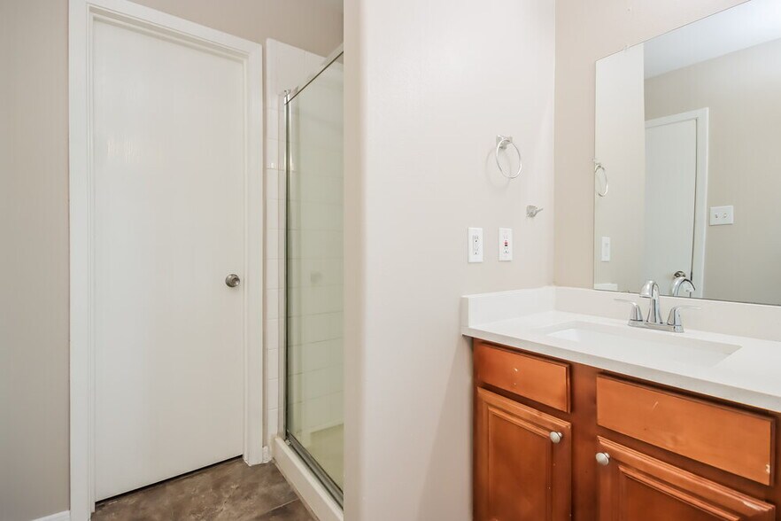 Building Photo - 1402 Baychester Ln