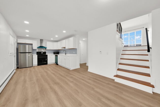 Building Photo - 8820 Robin Dr