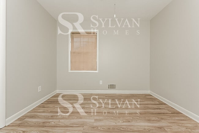 Building Photo - Welcome home to this 3 bedroom, 2 bathroom home