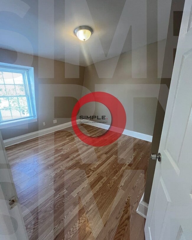 Building Photo - Great space & Location!
