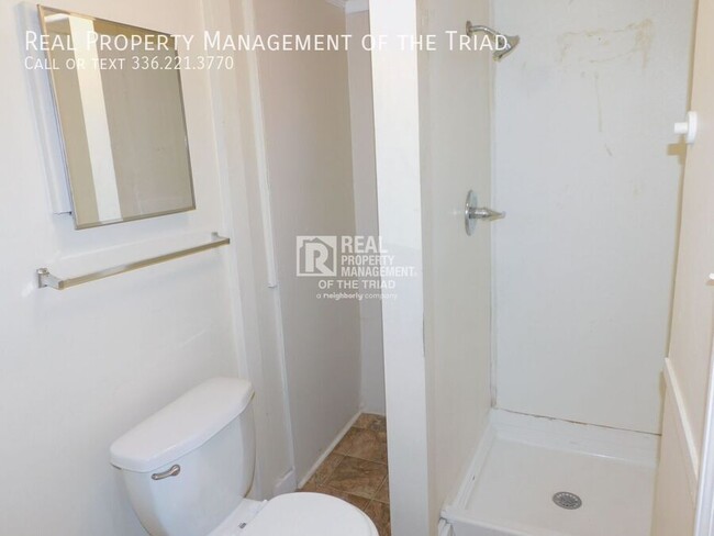 Building Photo - *Move In Special* 1 Bedroom/1 Bathroom Apa...