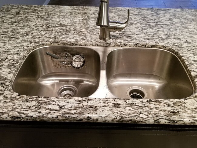 Building Photo - 1 BR Loft Available now