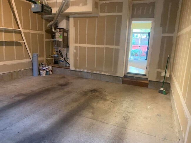 Building Photo - Hidden Creek Neighborhood Gem