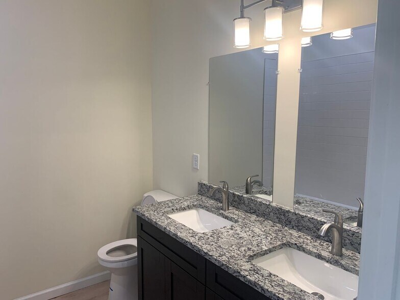 Building Photo - 5871 Collins Rd