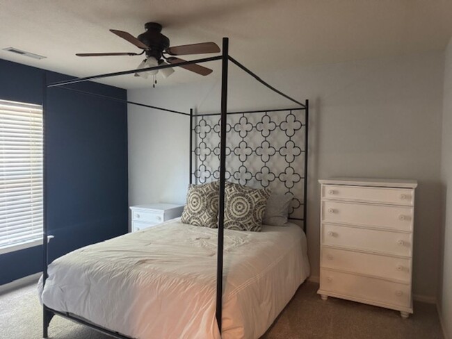 Building Photo - Beautifully Maintained 3-Bedroom Townhome ...