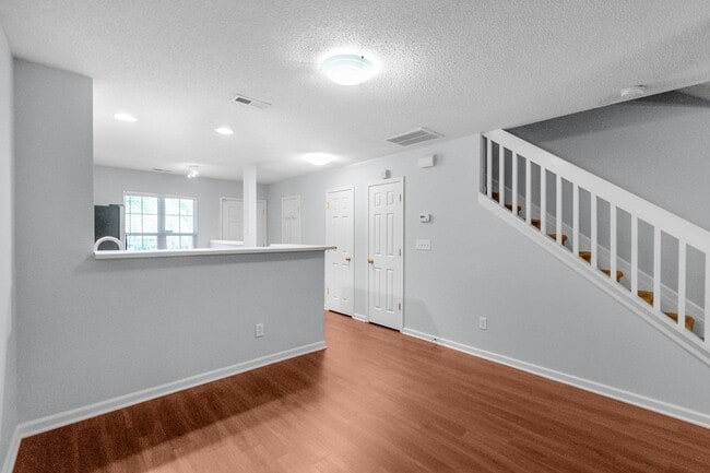 Building Photo - Charming 2-Bedroom Townhome in Prime Locat...
