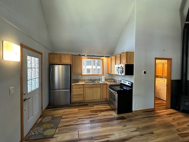 Building Photo - Conveniently Located Two Bed + Loft, Backs to Pond and Trails