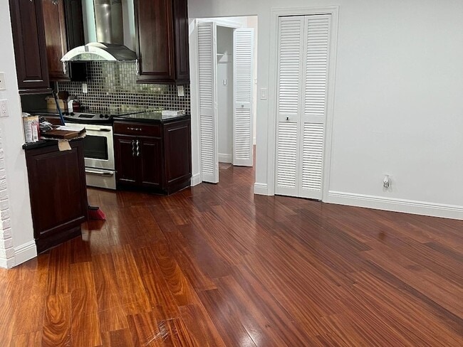 Building Photo - 1250 SW 15th Ave