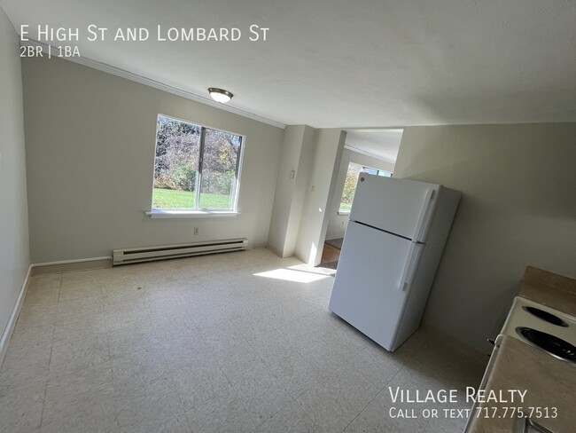 Building Photo - Huge 2-Bed apartment with washer/dryer hoo...