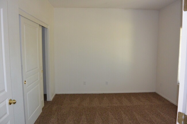 Building Photo - 3 Bedroom 2 Bathroom Home in SW Visalia! Close to Shopping and Restaurants!