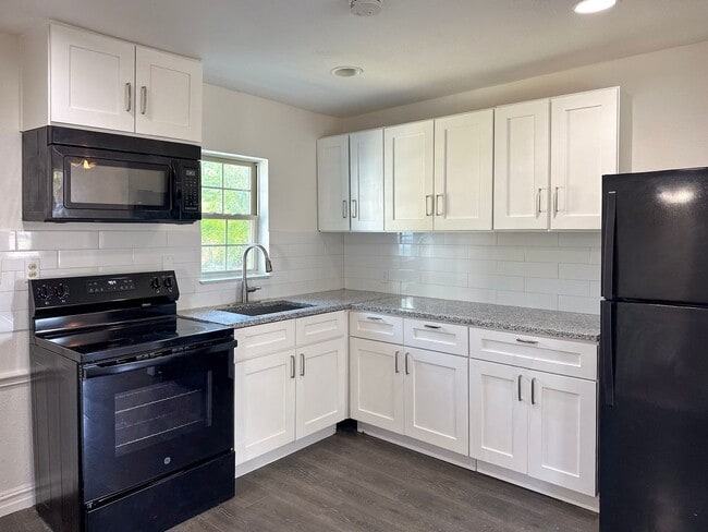 Building Photo - 3 bedroom / 2 bath