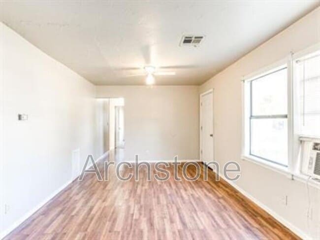 Building Photo - 1004 Sandra Dr