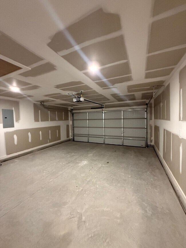 Building Photo - 6309 Poppy Dr