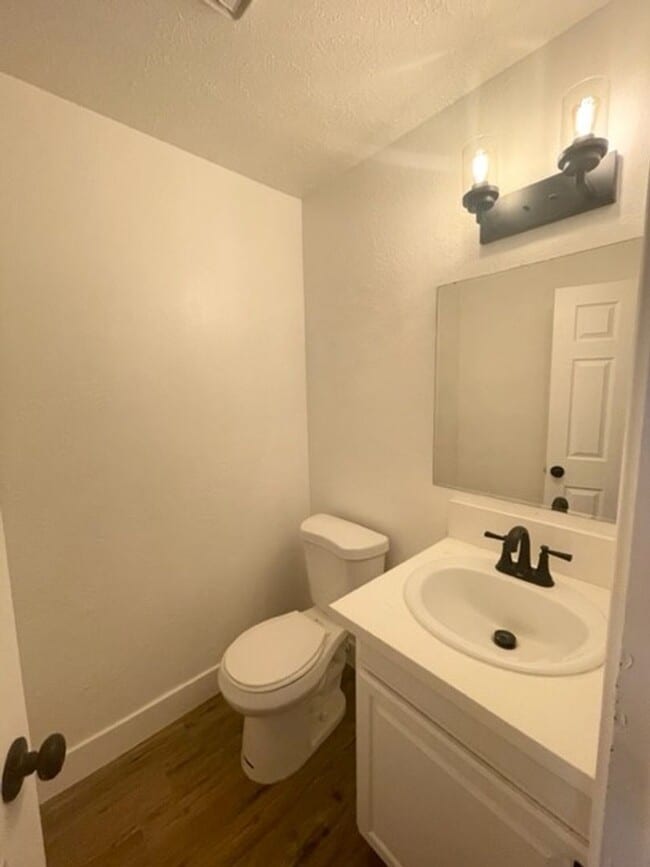 Building Photo - 3 bedroom, 2.5 bathroom home in the heart of Elk Grove