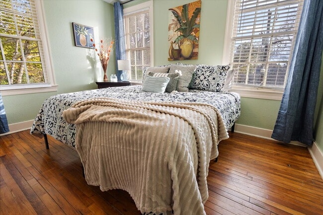 Building Photo - FULLY FURNISHED!! Belhaven Bombshell!