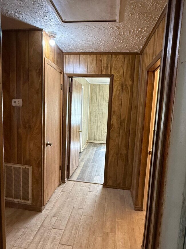 Building Photo - Fully Renovated 3/1 Available for Immediate Rent!