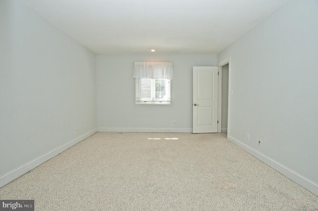 Building Photo - 126 E Chelsea Cir
