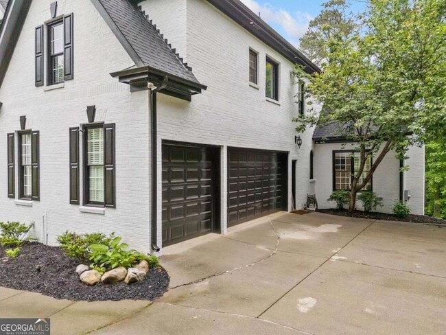 Building Photo - 882 Hallbrook Ln