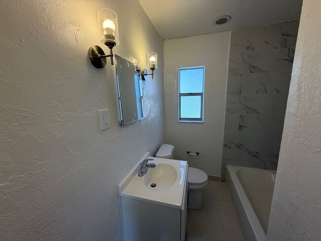 Building Photo - 903 SW 15th Ave